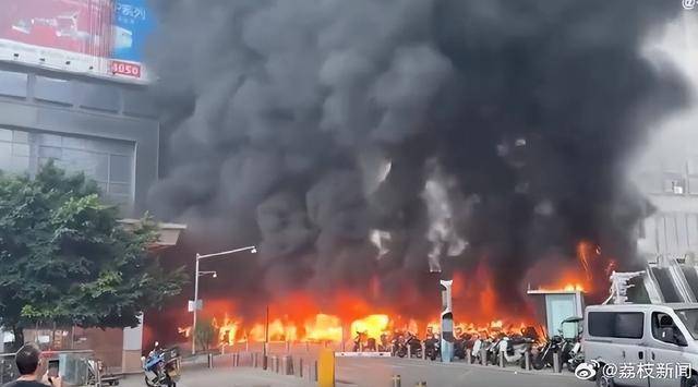 重庆石桥铺一地突发火灾浓烟滚滚 当地回应:摩托车自燃