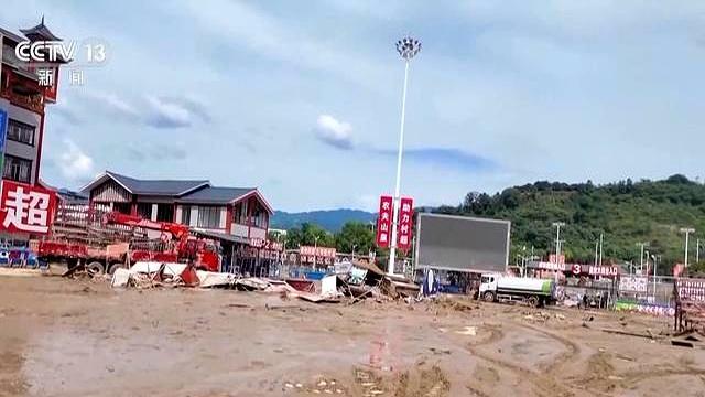 贵州村超球员和学生们送别救援队 洪水中的“村超”精神