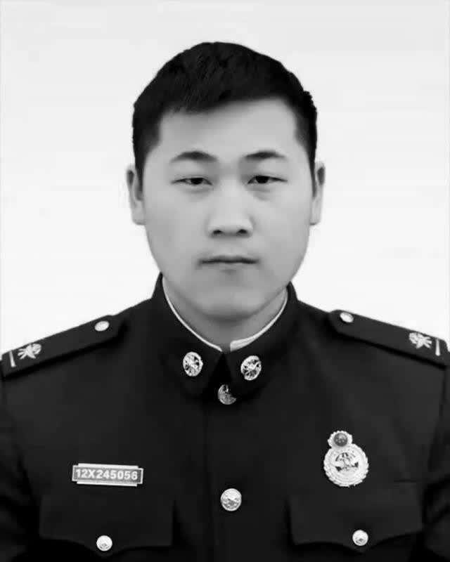 救人牺牲的24岁消防员陈建军被追授“安徽青年五四奖章”