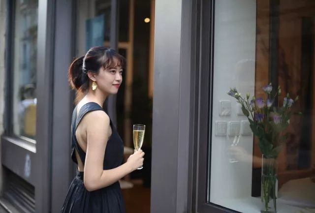 岳小飞丨破 “帷幕” 见力量——女性主义的温柔叙事