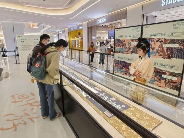 7.6米镂绘长卷《清明上河图》在北京首次公开亮相,卢雪以“剪纸+绘画”让千年古画“活”起来