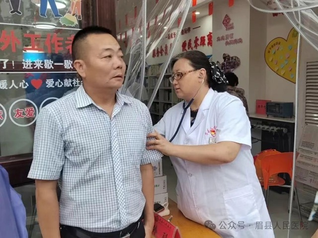 “秋天的第一份健康礼物”--眉县人民医院开展健康惠民义诊进社区主题党日活动