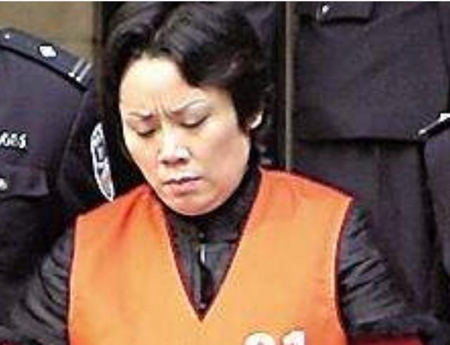 黑道大姐包养16名小鲜肉：最爱20岁小伙