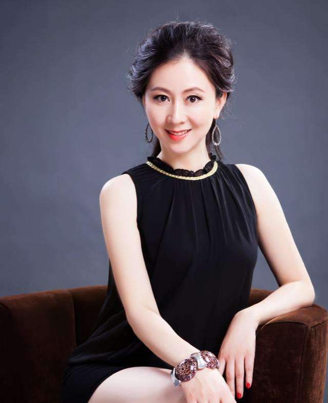 摄影师为女星拍裸体照用800盒胶卷 常在大自然中拍摄