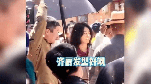 赵丽颖分享惬意生活，抱狗自拍超迷人，面容憔悴引人心疼