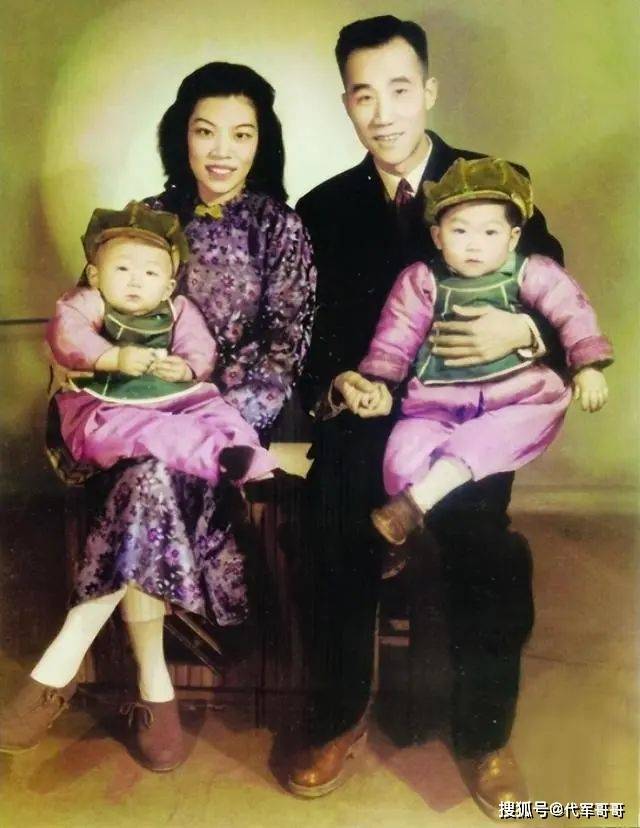 77岁侯耀华与美女歌手举止亲昵引争议，被嘲：已经活成了一个“笑话”