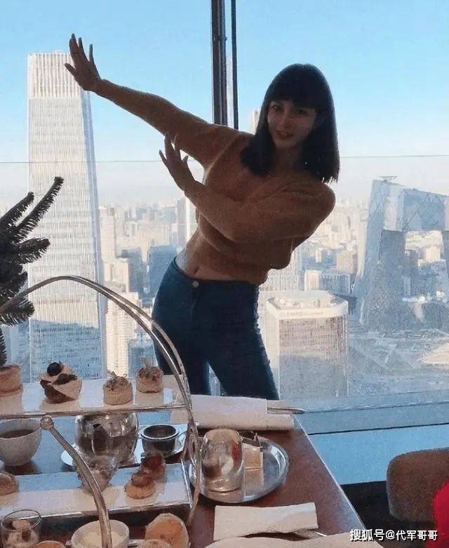 13年前，“宁愿坐在宝马车里哭”的拜金女马诺，如今35岁嫁入豪门了吗？