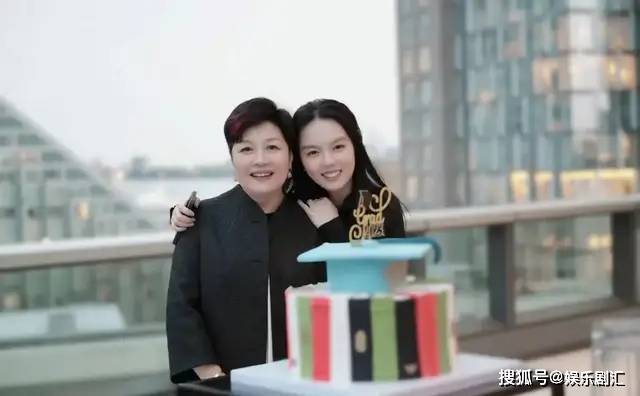 哈文时隔5年回国，女儿提前一年毕业，她说：家长比娃更开心