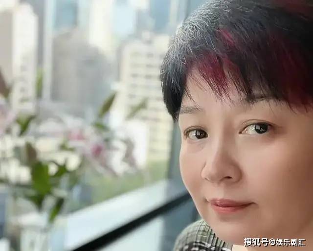 哈文时隔5年回国，女儿提前一年毕业，她说：家长比娃更开心