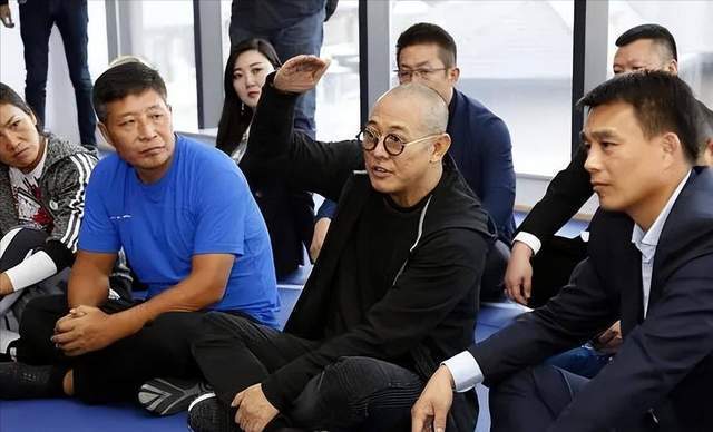 武打巨星李连杰公开亮相，身材消瘦面部衰老，就像是年迈的老爷爷