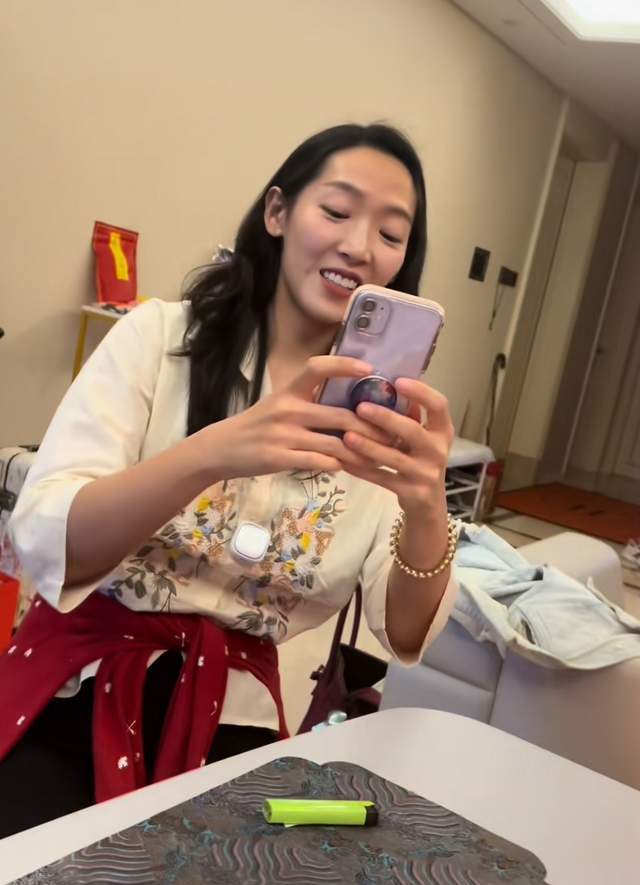 72岁李立群携妻女庆生，女儿李元元罕见出镜，33岁仍未婚惹老父亲心疼