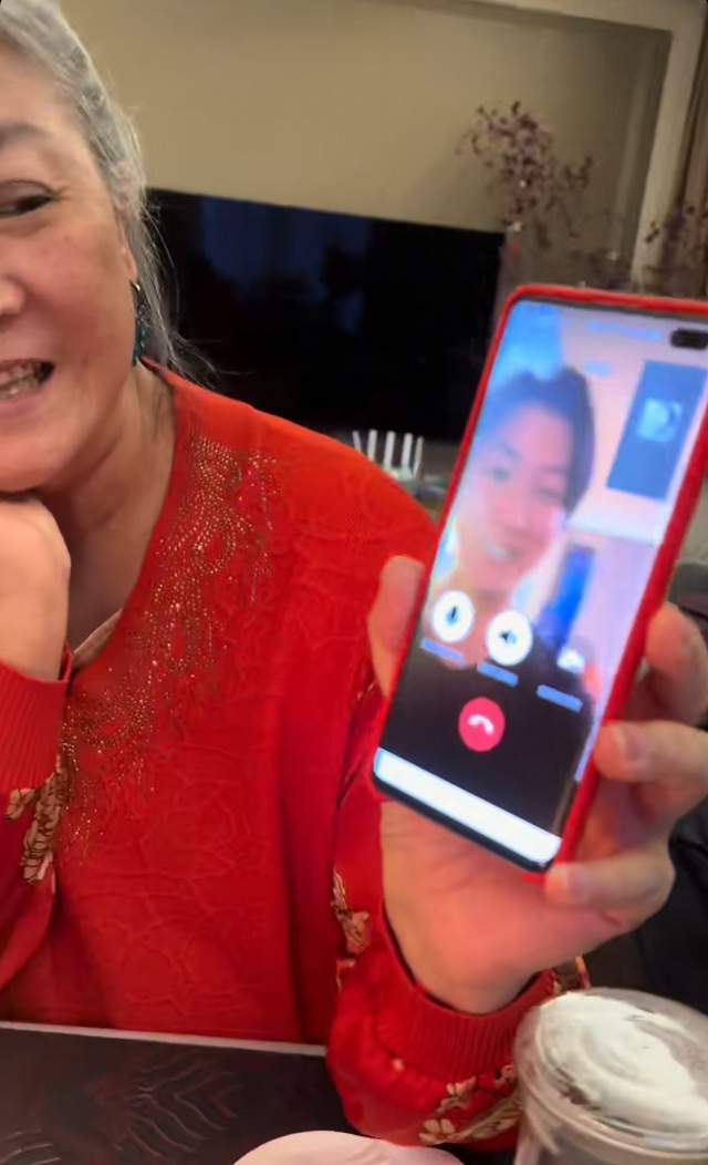 72岁李立群携妻女庆生，女儿李元元罕见出镜，33岁仍未婚惹老父亲心疼