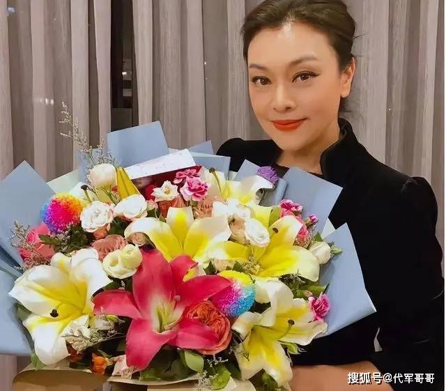 她年轻时“艳压”巩俐，二婚闪嫁瑞士亿万富翁，60岁活成人生赢家