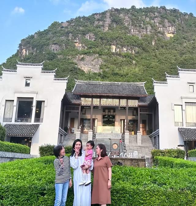 海哈金喜替李亚鹏尽孝，带80岁婆婆度假，婆媳俩喝酒吃串玩尽兴