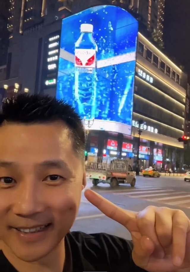 宗馥莉被曝辞职后续！老邓将下架重庆户外广告，直播间已停播两天