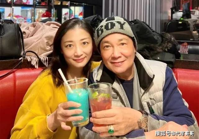 他偷渡香港成大明星，3婚5子古稀不言老，娶小20岁太太半年一体检