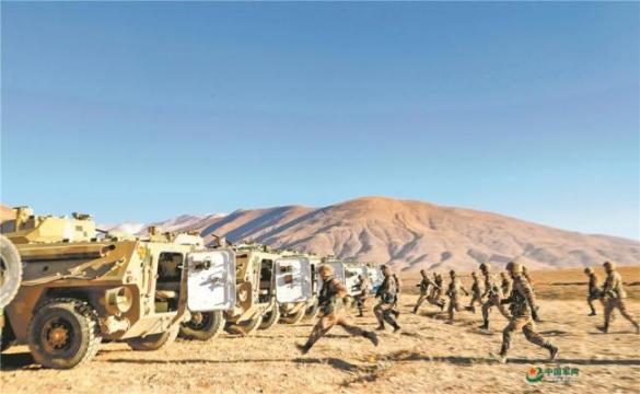 西藏山南军分区开展山地战斗演练