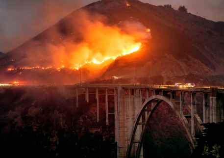 大规模山火席卷美国加州沿岸