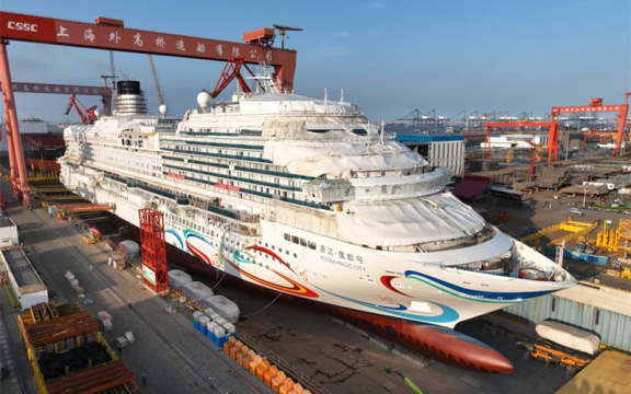 中国首艘国产大型邮轮！即将出坞！