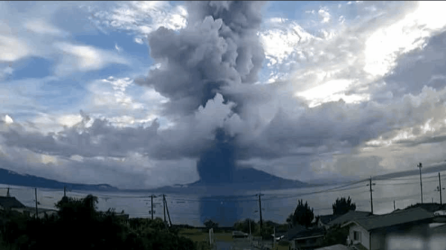 日本客机“直播”樱岛火山喷发瞬间