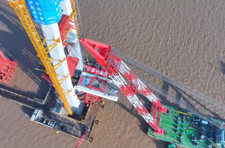 浙江杭州湾跨海铁路大桥完成首段钢梁架设