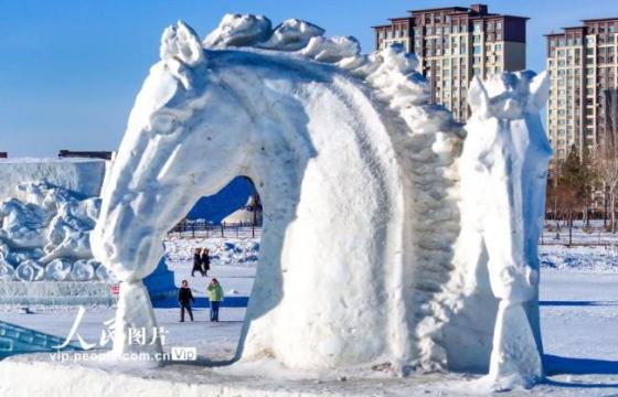 内蒙古锡林郭勒：马文化主题冰雪雕塑引游客