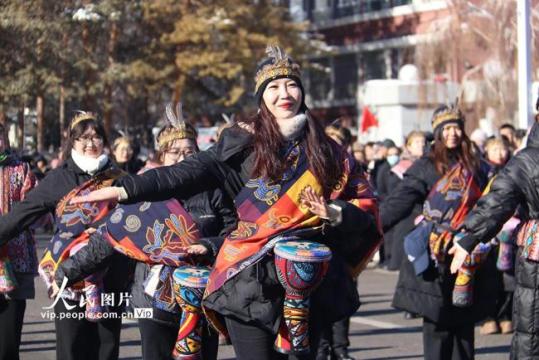 新疆阿勒泰：雪都社火闹新春