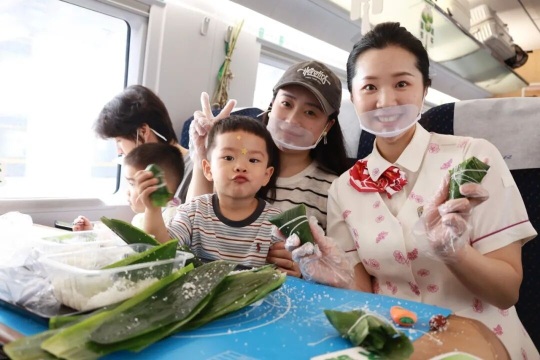包粽子、看表演……在旅途中过端午