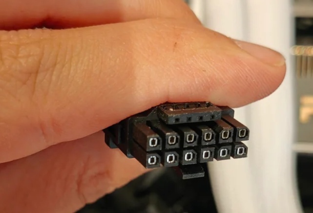 AMD RX 9070 XT 显卡首次报告 16 针接口熔化,入门电源等原因导致