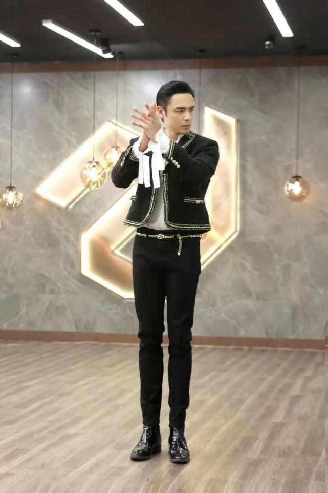 明道“王子”造型引发热议 郑爽秒变迷妹直呼“太帅”