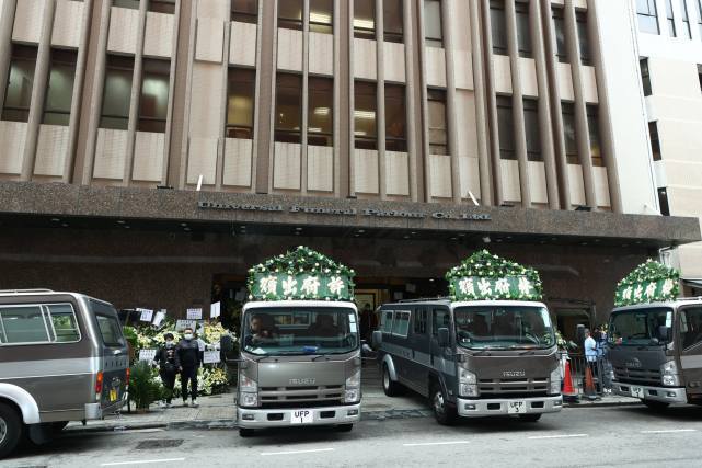 吴孟达出殡5儿女现身显憔悴 90多岁母亲未露面