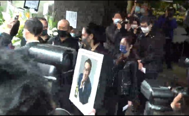 吴孟达出殡5儿女现身显憔悴 90多岁母亲未露面