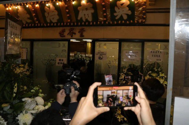 吴孟达出殡5儿女现身显憔悴 90多岁母亲未露面