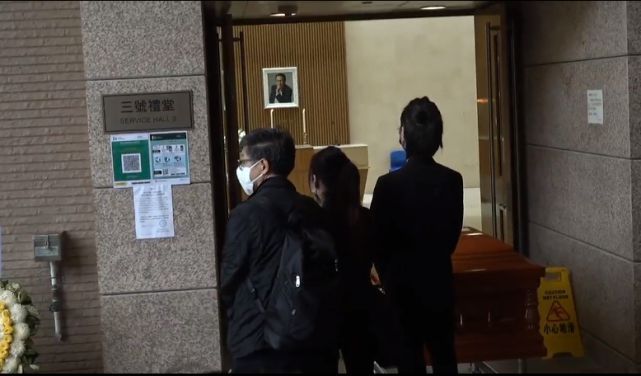 吴孟达出殡5儿女现身显憔悴 90多岁母亲未露面