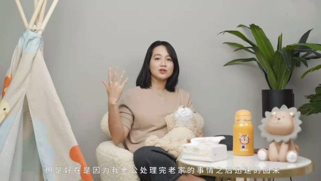 周一围帮章子怡脱外套惹争议 朱丹戴婚戒正常直播