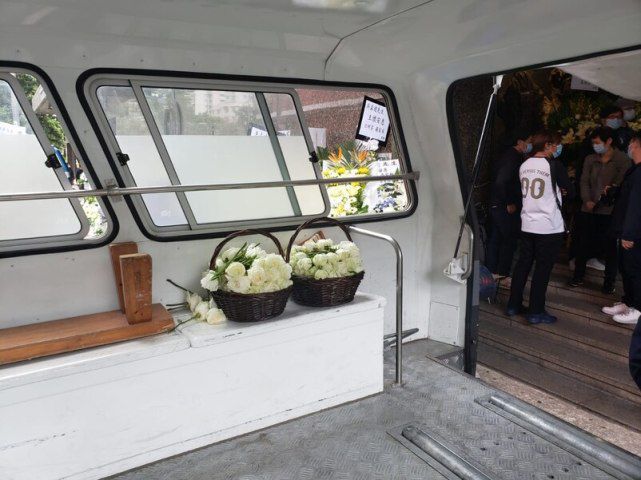 吴孟达出殡5儿女现身显憔悴 90多岁母亲未露面