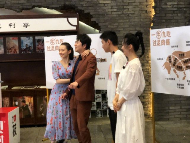 郎朗夫妇被偶遇 吉娜紧搂老公脖子化身＂人形挂件＂