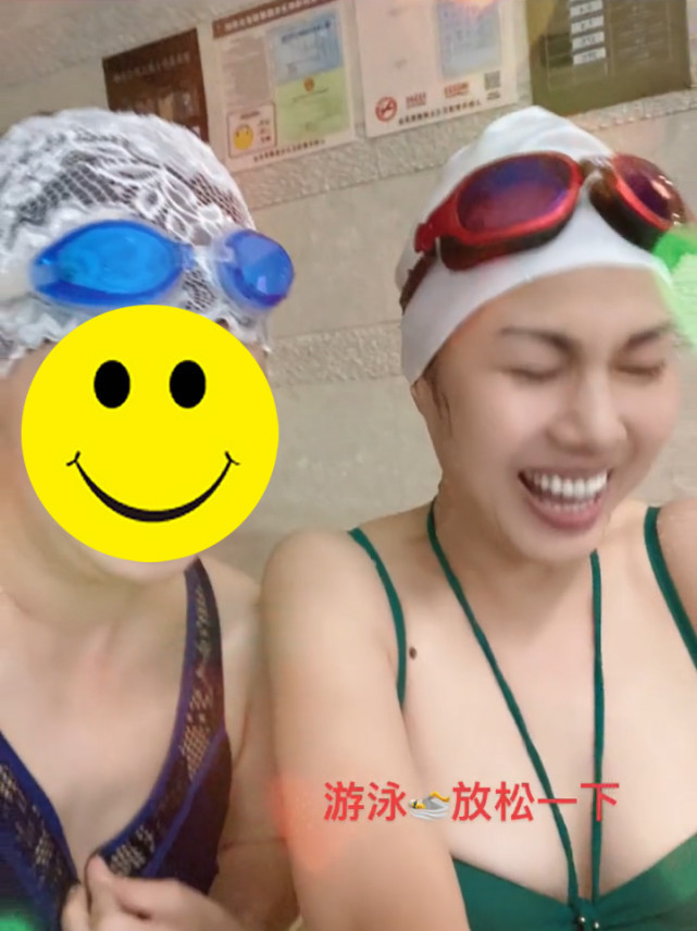 郑爽妈妈和闺蜜游泳秀好身材 生活不窘迫了？