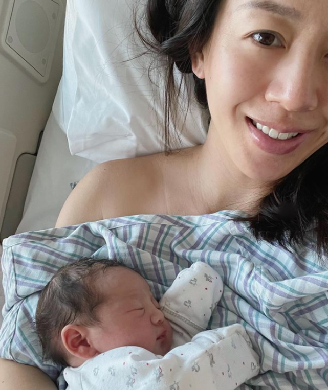 39岁女星梁靖琪顺产二胎儿子小8岁二婚老公报喜