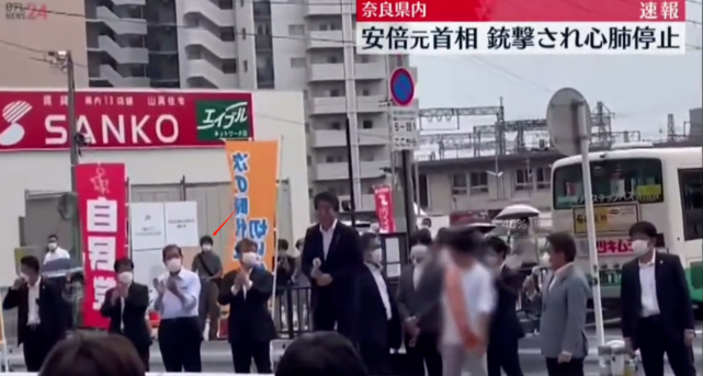 嫌犯开枪前一直在安倍身后埋伏 演讲告一段落时他还随人群鼓掌