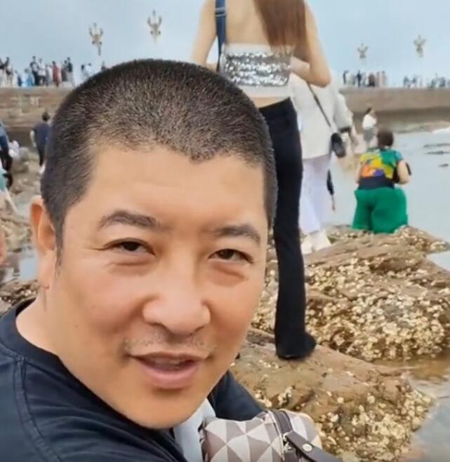 丈夫坦荡回应在看美女