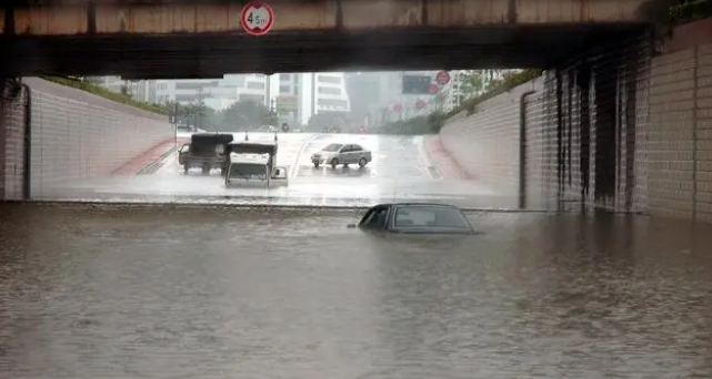 上海暴雨 高架桥成“高架河”！部分地区积水严重开车像开船