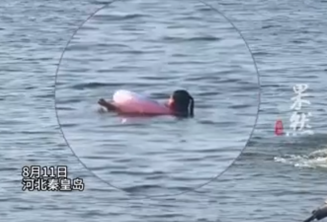 女孩海中遇险大喊救命，4名小伙抡开胳膊破浪冲刺救援