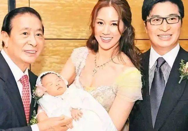 别再嘲笑郭碧婷邋遢了，出门带两个保姆的她已经活成“真贵妇”