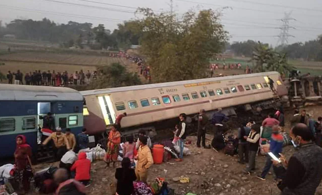 印度列车脱轨已致7死50伤：多节车厢翻覆