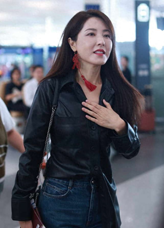 47岁曾黎现身北京机场!身高170cm鹤立鸡群,笑容满面气质抢眼