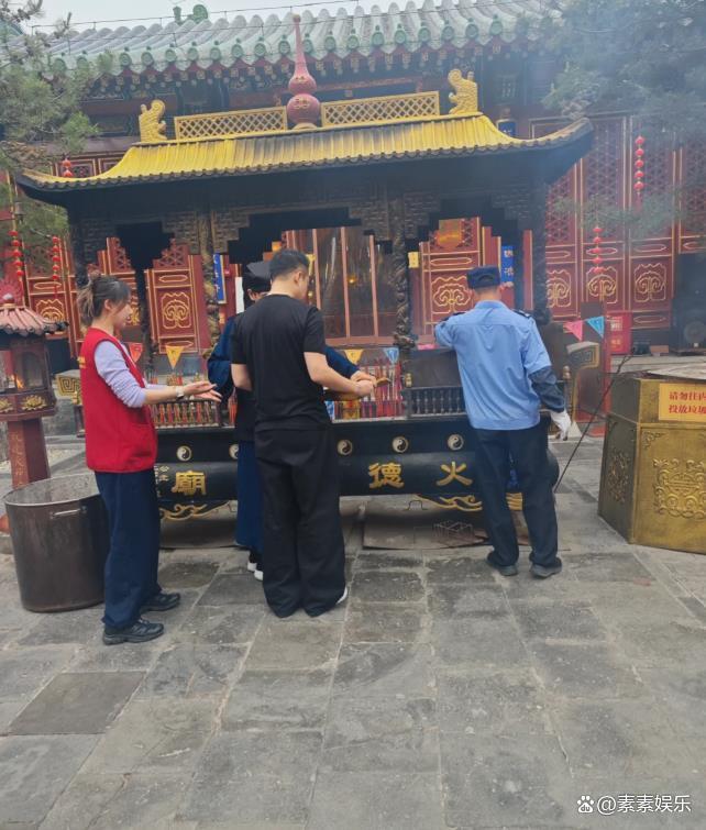 43岁汪小菲将儿女接回北京后，被偶遇到火神庙还愿，身形看起来胖了不少 低调还愿引关注