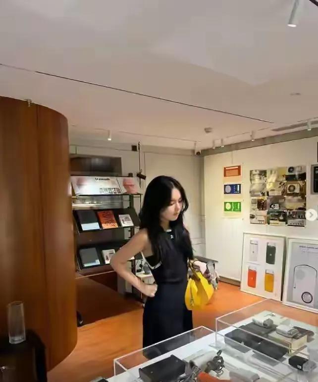 李咏女儿恋情 幸福晒照引热议