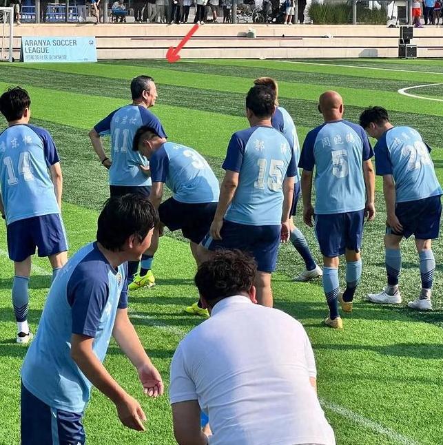 白岩松踢球摔倒 网友提醒注意安全