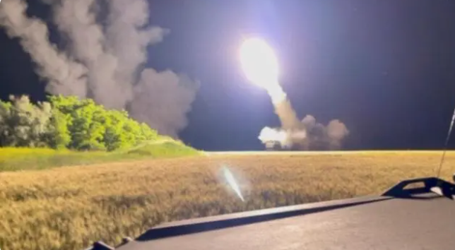 这张于6月24日上传社交媒体的视频截图显示，“海马斯”火箭炮系统在乌克兰境内某地点发射。图自路透社